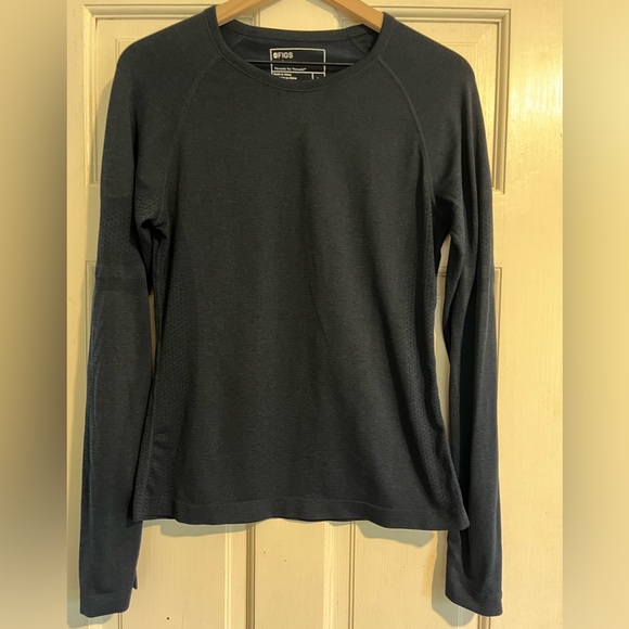 Figs Tops - Figs under scrub navy blue top size medium